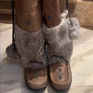 Manitobah Leather & rabbit fur winter boots size 9